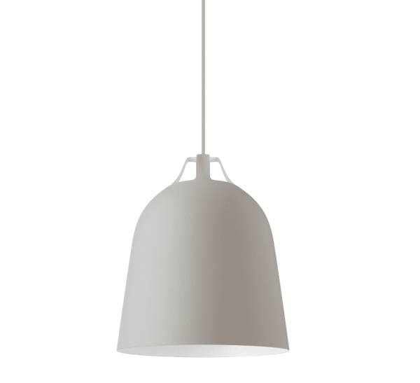 En enkelt moderne pendel med en glat, hvid, klokkeformet skærm, ophængt i en hvid ledning og vist mod en almindelig hvid baggrund - perfekt til moderne interiørdesign.