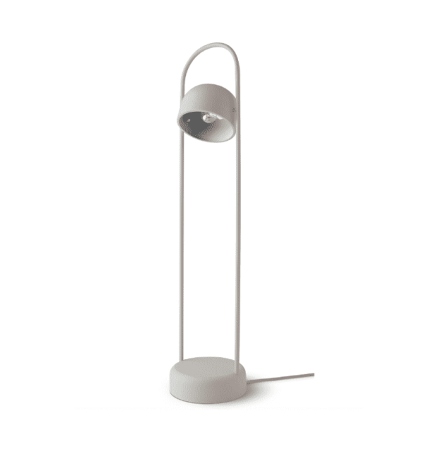 En slank, moderne EVA SOLO - Quay Gulvlampe med en mat hvid finish. designet har en høj, slank stang med en buet top og en rund base, udstyret med et nedadvendt lys.