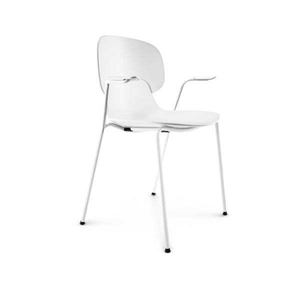 En moderne hvid stol med et buet ryglæn og et tyndt armlæn i højre side, understøttet af fire metalben på en hvid baggrund, der illustrerer essensen af TomorrowsDesign.