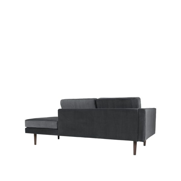 En moderne BROSTE COPENHAGEN - 'Wind' Chaiselong sofa med chaiselong på venstre side, sat mod en almindelig hvid baggrund. sofaen har rene linjer og træben.