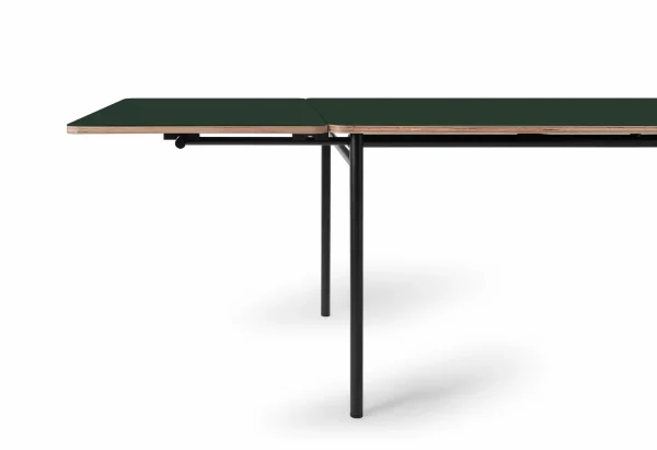 Set fra siden af et moderne, minimalistisk sort bord med en halvfoldet bordplade, der viser dets multifunktionelle TomorrowsDesign og slanke metalben på en almindelig hvid baggrund.