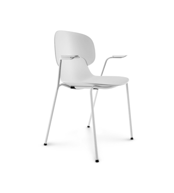 En moderne EVA SOLO - Combo Spisebordsstol med et formstøbt sæde, ryglæn og påsat armlæn, understøttet af en minimalistisk metalramme med fire tynde ben. designet er slankt og moderne.