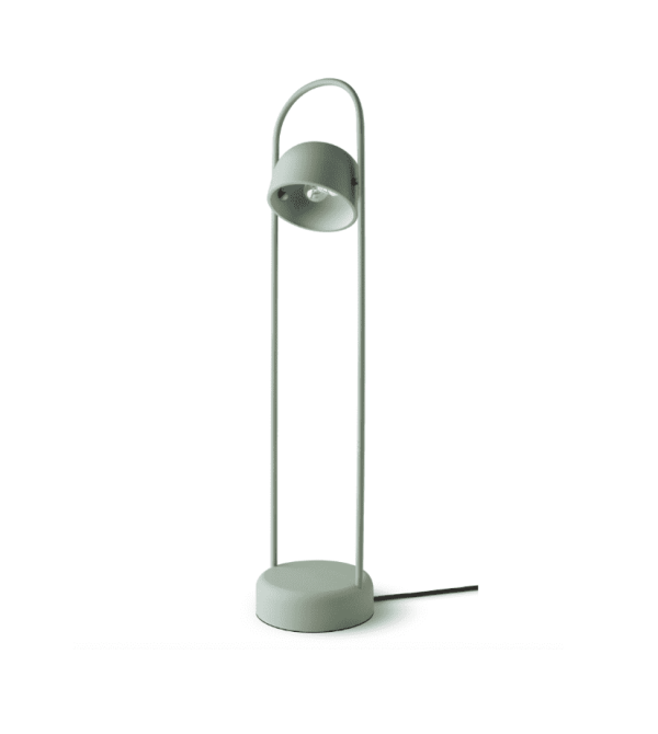 En moderne gulvlampe med cylindrisk base, slank lodret stang og vinklet skærm i en mat grå finish, alt sammen sat mod en almindelig hvid baggrund. Produktnavn: EVA SOLO - Quay Gulvlampe