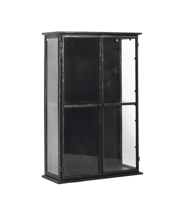 Et vintage metal vitrineskab med glasfront og sider, med et unikt design med to sektioner opdelt lodret, og en sektion indeholder synligt tre hylder.