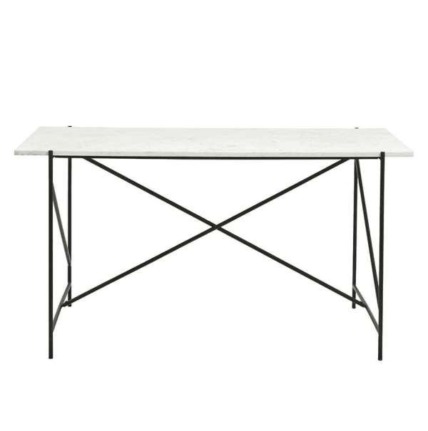 Et moderne skrivebord med en hvid marmorplade og en enkel sort metalramme med krydsende ben. Designet er minimalistisk og slankt, ideelt til moderne interiør fra TomorrowsDesign.