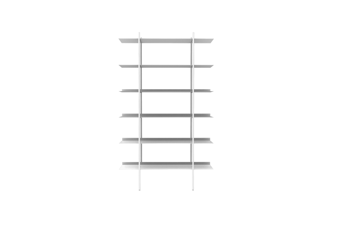 En minimalistisk hvid stige-stil reol med seks hylder, præsenteret på en sort baggrund. Hylderne er jævnt fordelt, og hele strukturen er symmetrisk, hvilket inkarnerer principperne for TomorrowsDesign.