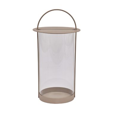 En cylindrisk glaslanterne med beige metalramme og håndtag, designet til at holde et stearinlys. Designet er enkelt og moderne med en klar glaskrop og en afrundet bund og top. Produktnavn: OYOY - Maki Lanterne Stor