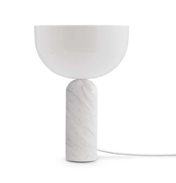 En moderne bordlampe med en hvid, uigennemsigtig skålformet plade, der sidder på en cylindrisk marmorbund, forbundet til en strømkilde via et hvidt kabel, isoleret på en hvid baggrund. Dette stykke er et eksempel på TomorrowsDesign excellence.