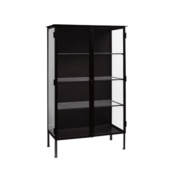 En sort metal reol med fem hylder, delvist dækket af glasdøre på den ene side, designet til moderne interiør, isoleret på en hvid baggrund.