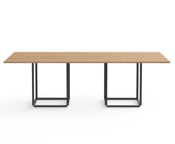 Et minimalistisk, moderne træbord med en rektangulær plade og to trapezformede metalben, isoleret på en hvid baggrund.