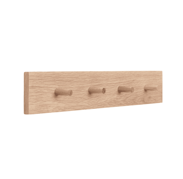 En vægmonteret knagerække i træ fra TomorrowsDesign med fire cylindriske pløkker, isoleret på en hvid baggrund. Træet har en let naturlig finish, der understreger dens glatte tekstur og åre.