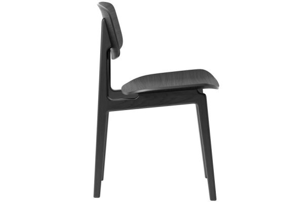 Set fra siden af en NORR11 - NY11 Spisebordsstol med et slankt sort stel og mørkegrå polstret sæde, designet med glatte linjer og minimalistisk æstetik.