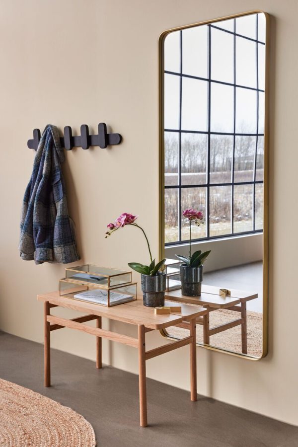 En moderne entré med en HÜBSCH - Align Bænk med en bakke med glasplade og to potteplanter. under bænken hænger et plaid-tørklæde af træ på en væghængt knagerække.