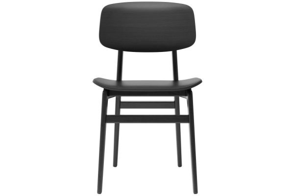En enkel moderne NORR11 - NY11 Spisebordsstol stol med mørk finish, med buet ryglæn og fladt sæde monteret på lige ben.