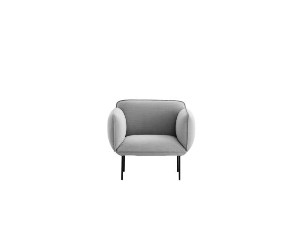 En moderne WOUD - Nakki Lille Stol lænestol med et minimalistisk design, med glat stofbetræk og tynde sorte metalben, isoleret mod en almindelig hvid baggrund.