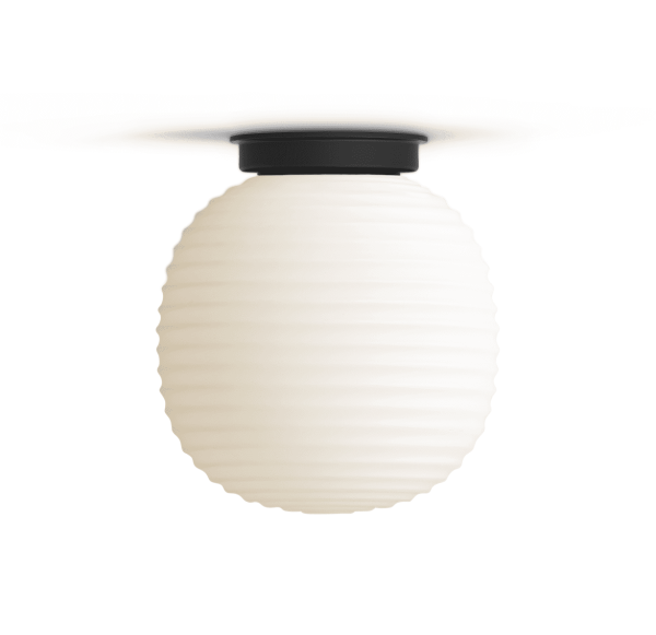 En rund, tekstureret hvid NEW WORKS - Lantern Globe Bordlampe med en flad sort top, vist mod en almindelig hvid baggrund. Lampen har en symmetrisk, bølget overflade, der ligner en bikube.