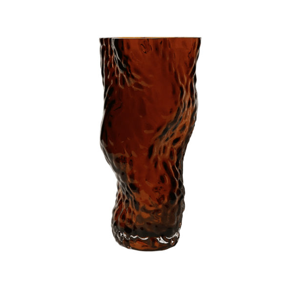 En digital illustration af et højt, hvirvlende glas fyldt med en mørk, iset drik, isoleret på en hvid baggrund. Glasteksturen ligner flydende væske i tråd med TomorrowsDesign.