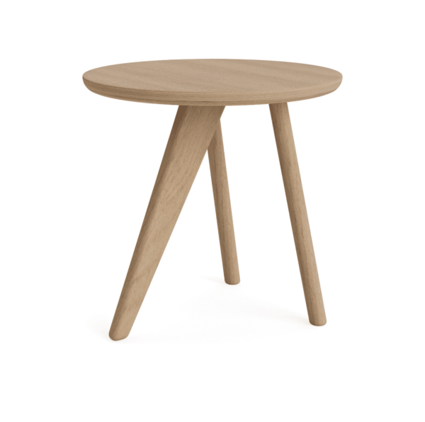 En enkel, moderne NORR11 - Fin Sidebord med tre ben og en rund top, isoleret på en hvid baggrund.