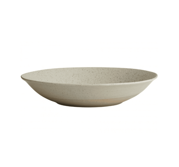 En enkel keramisk skål med en plettet beige finish, med et bredt, lavt design, isoleret på en hvid baggrund. NORDAL - Kornet salatskål