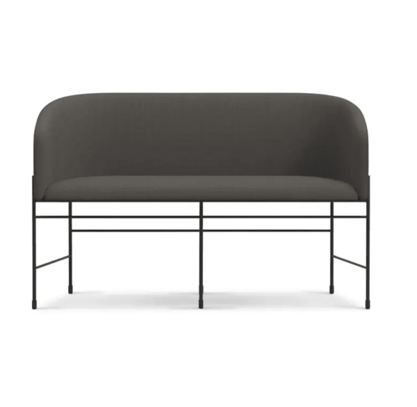 En moderne koksgrå NEW WORKS - Covent Love Seater med en slank metalramme, med et minimalistisk design og et buet ryglæn. sofaen er placeret mod en almindelig hvid baggrund.