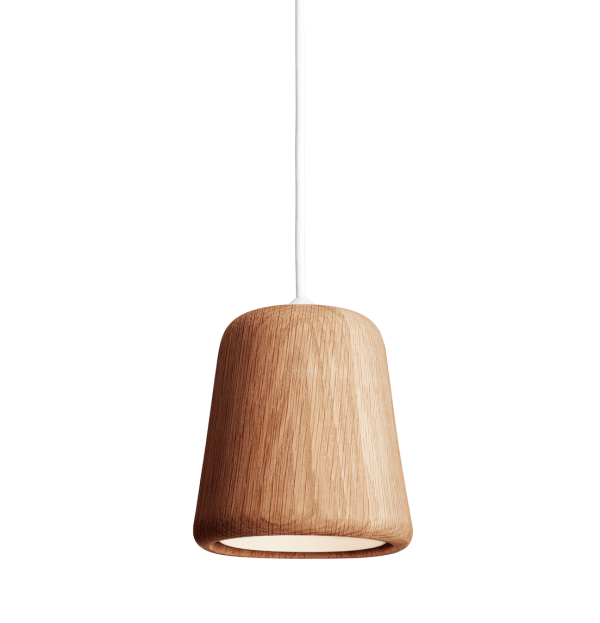 En pendel i træ hænger fra et hvidt kabel, med en struktureret, klokkeformet skærm med en naturlig finish, isoleret på en hvid baggrund. Dette stykke legemliggør skandinavisk designmøbler elegance.