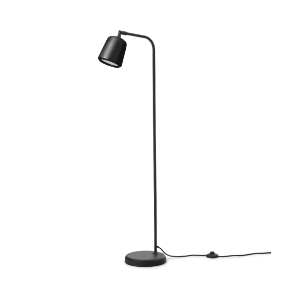 En sort moderne NYHED - Materiale Gulvlampe med en buet hals og en enkel, rund base, stående isoleret på en hvid baggrund.