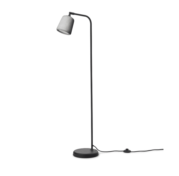 ET NYT VÆRK - Materiale Gulvlampe med en buet sort stang og en grå lampeskærm, stående mod en hvid baggrund. Lampen har en enkel cirkulær base og en inline-kontakt på ledningen.