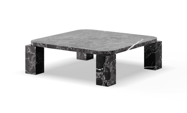 Et moderne lavt bord designet af TomorrowsDesign, lavet af mørk marmor med fremtrædende hvide årer, med en rektangulær plade og tykke, pladelignende ben på en almindelig hvid baggrund.
