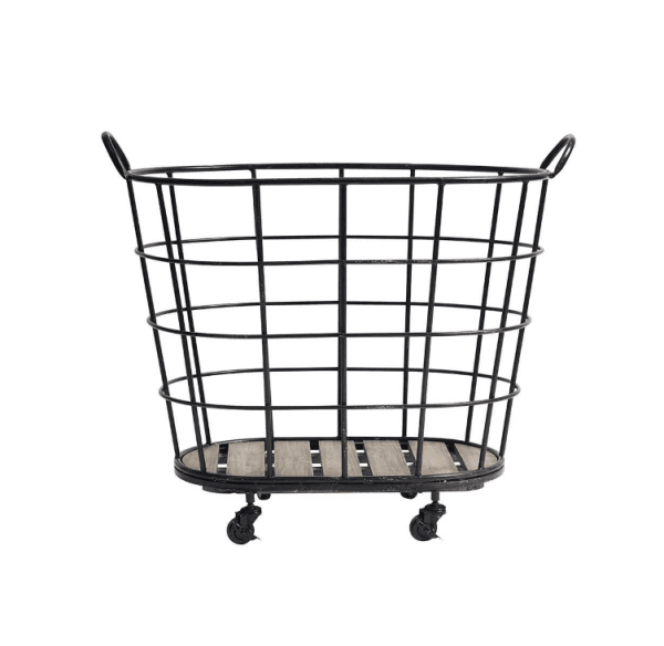 En tom metalkurv på hjul, med et sort gitterdesign med en træbase, isoleret på en hvid baggrund.