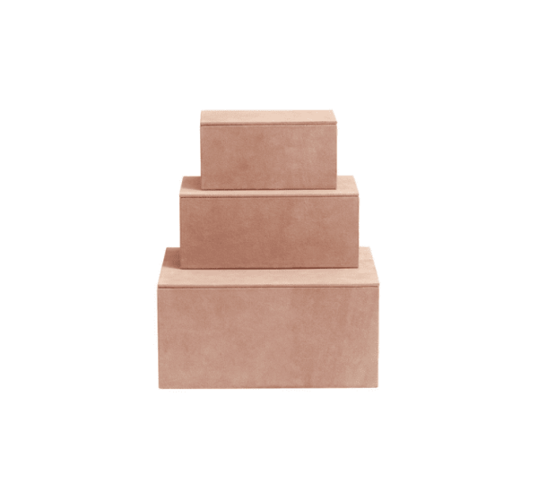 Tre stablede lyserøde fløjlsgaveæsker af faldende størrelse arrangeret i en pyramideopstilling mod en lys beige baggrund, der viser elegancen ved TomorrowsDesign.