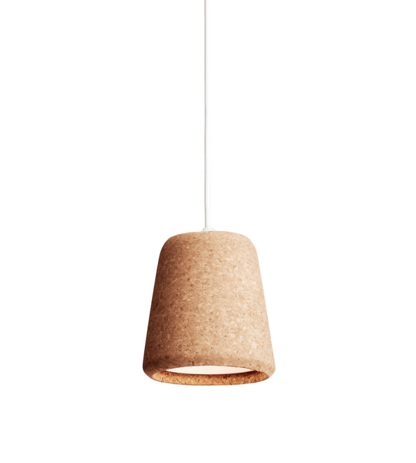 En enkel, minimalistisk pendel designet med naturligt brunt materiale, der hænger i et hvidt kabel mod en ren hvid baggrund.