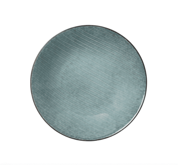 A BROSTE COPENHAGEN - 'Nordic Sea' Dyb Tallerken, en rund, struktureret keramisk plade med en blank turkis finish og fine lineære mønstre, fotograferet fra oven på en hvid baggrund.