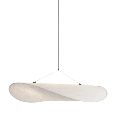 En moderne pendel fra TomorrowsDesign med et slankt, buet design, ophængt i et tyndt kabel, med et blødt, diffust lys, der udsendes fra undersiden. Lampen har en glat, mat finish.