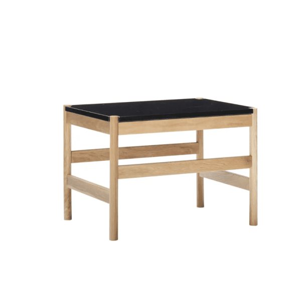 Et træbord med sort bordplade og nederste hylde, sat mod en almindelig hvid baggrund. Bordet har en enkel, robust designmøbler med synlige træårer.