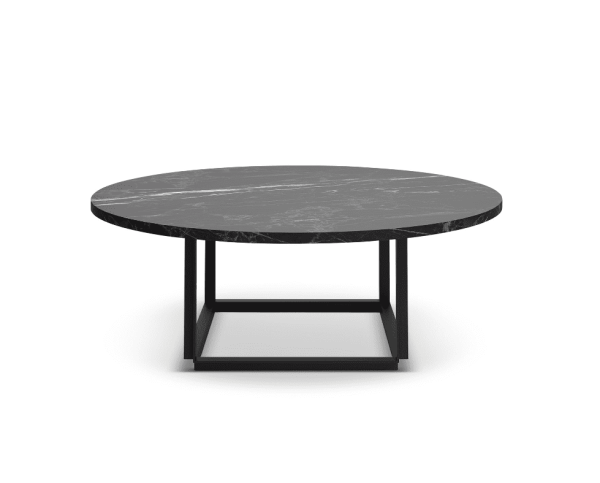 Et rundt bord med en sort marmorplade og en enkel sort metalbund med en TomorrowsDesign rektangulær underhylde. Tabellen er vist mod en sømløs hvid baggrund.