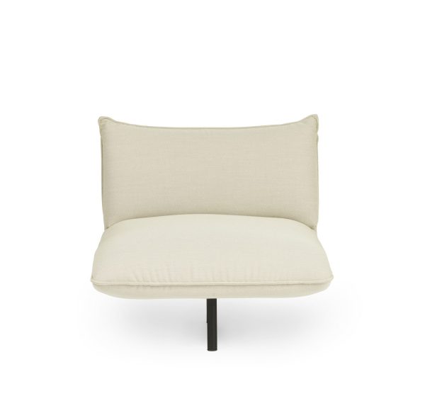 Moderne, råhvid armløs NORMANN COPENHAGEN - Ark Modulsofa 110 Midte med en enkelt dyb sædehynde og en bred rygpude, monteret på en central sort metalstang og base, vist mod en hvid baggrund.