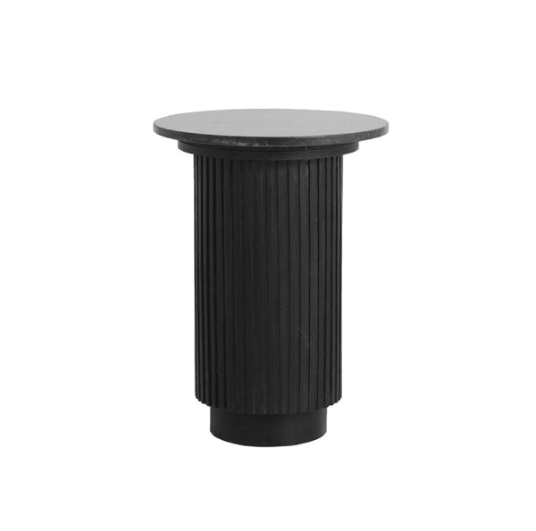 En sort, lodret, ribbet søjlesokkel med en flad cirkulær top, designet som interiør isoleret på en hvid baggrund.