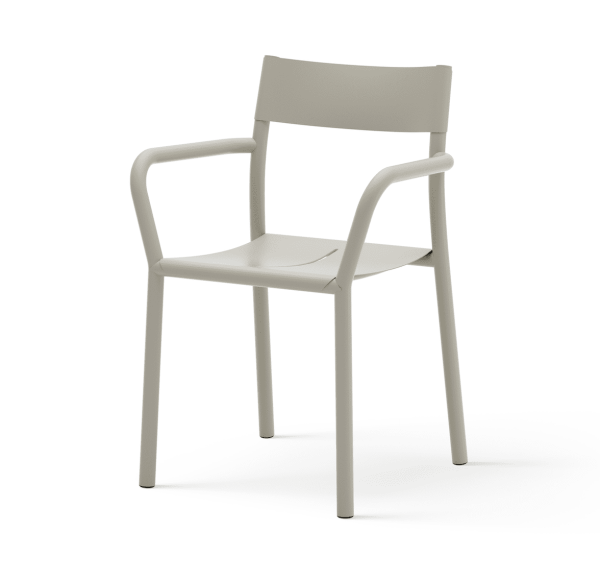 En moderne lysegrå New Works stol med armlæn på en sømløs hvid baggrund. stolen har et rent, minimalistisk design med let buet ryglæn og robuste ben.
