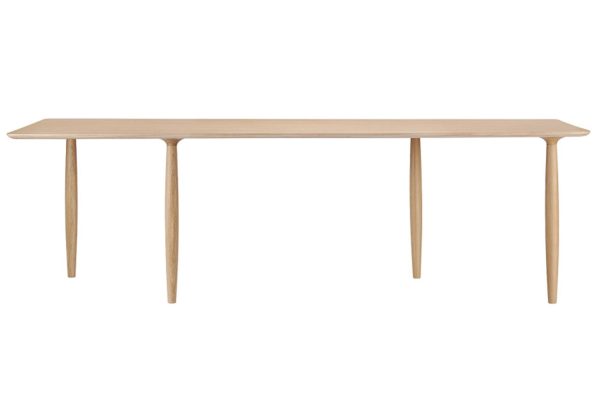 Et enkelt, moderne design træbord med fire slanke ben og en rektangulær plade, isoleret på en almindelig hvid baggrund.