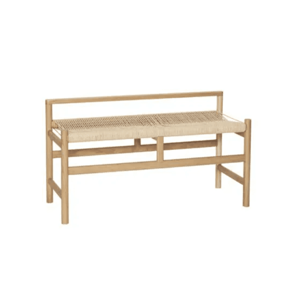 En træbænk fra TomorrowsDesign med en naturlig finish, med et sæde i fuld længde af vævet materiale og et enkelt vandret ryglæn. Bænkens stel er minimalistisk med rene linjer og rektangulære armlæn.