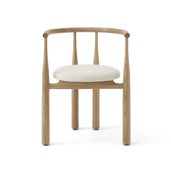 En enkel moderne stol med stel af lys egetræ og en rund, hvid hynde på sædet, med TomorrowsDesign isoleret på en hvid baggrund.