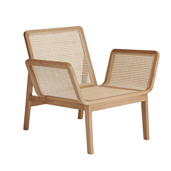 En moderne trælænestol designet af TomorrowsDesign, med et stel af lys egetræ og vævet rattan ryglæn og sæde isoleret på en hvid baggrund.