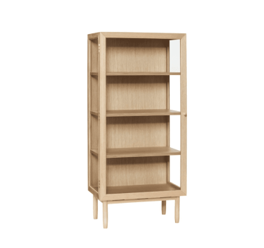 En tom bogreol i træ med fire hylder og en glaslåge på højre side, vist på en hvid baggrund, legemliggør skandinavisk design.