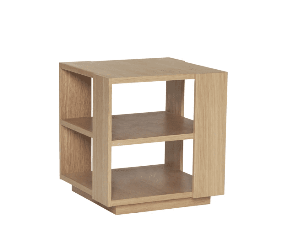 En kubeformet reol i træ med to hylder, isoleret på en lys baggrund. Enheden har en moderne designmøbler æstetik.