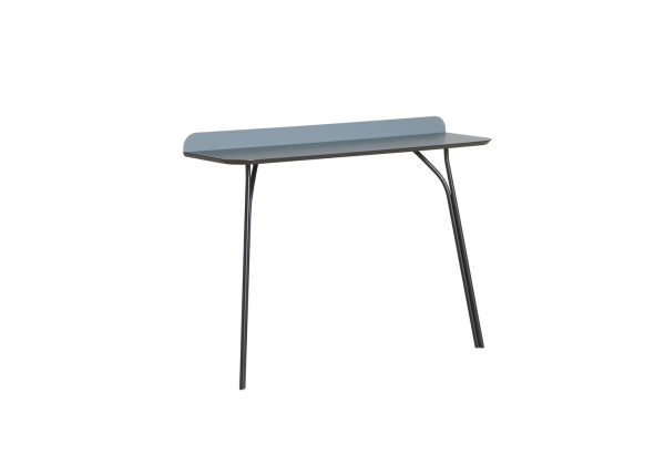 Et minimalistisk moderne skrivebord med en glat, rektangulær blå top og slanke sorte metalben, isoleret på en hvid baggrund, perfekt til moderne interiørdesign.