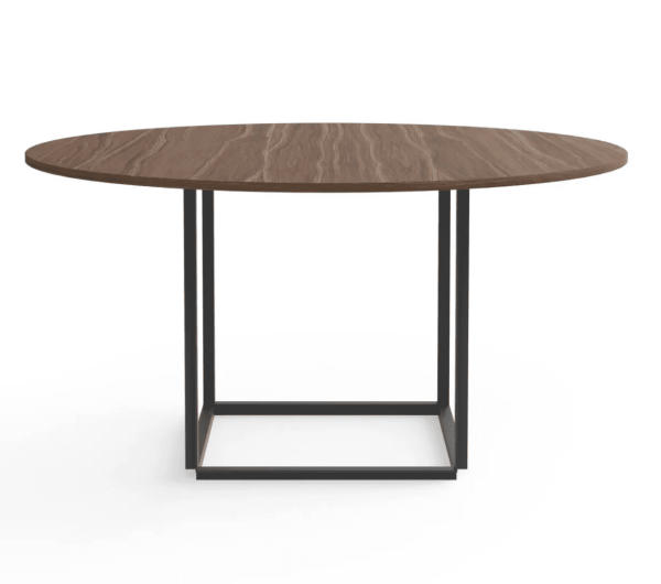 Et ovalt træbord med en glat, mørk valnødfinish fra TomorrowsDesign med en minimalistisk sort metalramme, placeret mod en almindelig hvid baggrund.