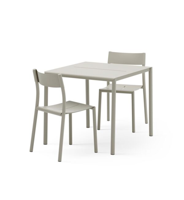 Et moderne spisebordssæt med et enkelt hvidt firkantet bord og to grå stole med et minimalistisk TomorrowsDesign, isoleret på en hvid baggrund.