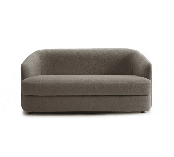 En moderne brun stofsofa med et glat, afrundet design og ingen synlige ben, isoleret på en hvid baggrund, viser innovationen fra TomorrowsDesign.
