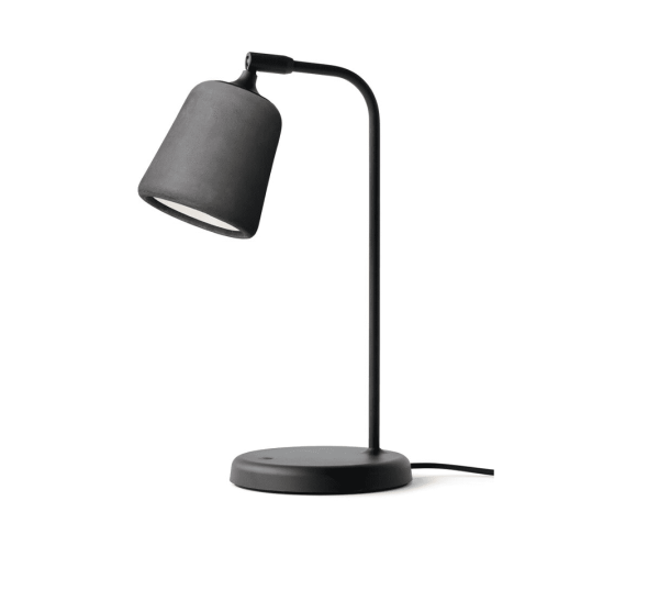 En sort moderne skrivebordslampe med en justerbar hals og en mat finish, isoleret på en hvid baggrund. det NYE VÆRK - Materiale Bordlampen vippes lidt nedad, og en strømledning strækker sig fra bunden.
