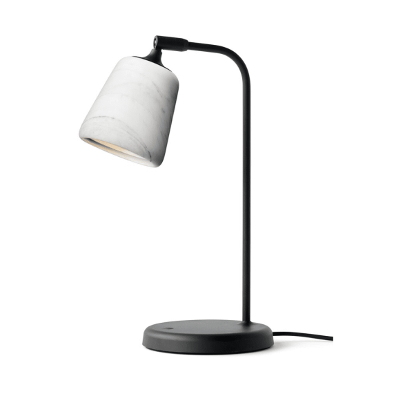ET NYT VÆRK - Materiale Bordlampe med sort buet stativ og hvid marmor lampeskærm, sat mod en hvid baggrund. Lampen har et minimalistisk design og inkluderer en synlig strømledning.